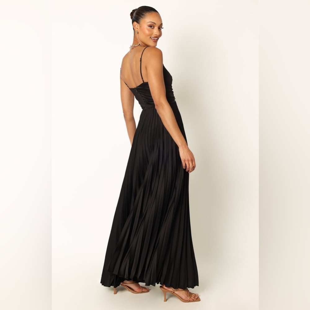 PETAL & PUP NAIRA PLEATED MAXI DRESS - BLACK SIZE 8 B1171 - Picture 3 of 7
